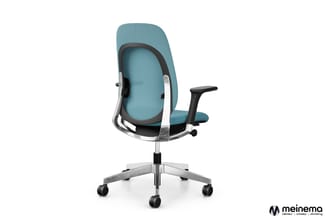 Blauwe ergonomische bureaustoel met mesh-rugleuning, zwarte zitting, verstelbare armleuningen en zilveren onderstel op wielen
