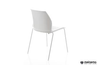 Witte moderne stoel met kunststof zitting en metalen pootframe, achteraanzicht tegen witte achtergrond.