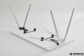 Moderne wifi-router met wit design en zes grijsmetalen antennes op rechthoekig wit voetje, meinema-logo rechtsonder.