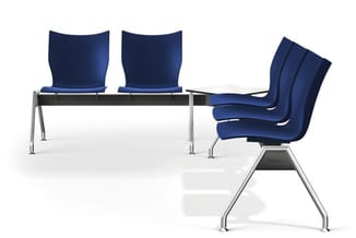 Vergadertafel met vier blauwe gestoffeerde stoelen met aluminium onderstel, witte tafelblad, moderne kantoormeubelen opstelli
