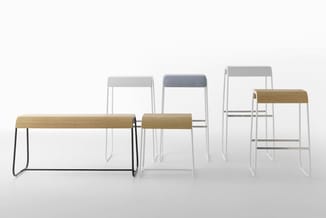 Collectie zitmeubelen in verschillende uitvoeringen: bank met houten zitting en zwart frame, stoelen met houten zitting en wi