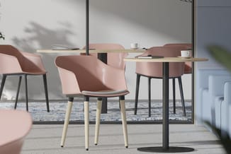 Modern kantoor met roze stoelen met houten poten, zwarte tafels en grijs tapijt. Grote ramen met uitzicht op water.
