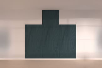 Donkergrijs akoestisch paneel met verticaal geribbeld patroon, opgesteld in kruisvorm tegen witte wand in kantoorruimte.