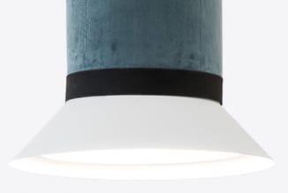 Hanglamp met conisch wit diffuserscherm, zwart montageband en grijs-blauwe metallic ophanging, tegen witte achtergrond.