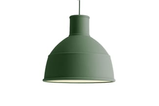 Groene hanglamp met ronde koepelvorm en wit binnenoppervlak, opgehangen aan groen koord tegen witte achtergrond.