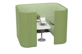 Groene akoestische telefooncel met wit werkblad, laptop, potplant en zitplaats, gesloten wanden voor privacy.