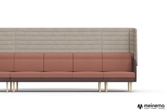 Moderne bank met hoge rug in beige en roze/terracotta stof, donker zitgedeelte, houten poten, zijkant weergegeven.