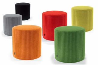 Zes cilindervormige poefjes in verschillende kleuren: grijs, zwart, oranje, rood, groen en geel-groen, met geribbeld stofoppe