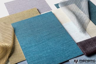 Kleurstalen van bekleding- en stoffering materialen in verschillende tinten: geel, blauw, grijs, wit en donkerbruin.