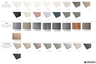 Kleurenpaletten en materiaalmonsters van matten, belts en metallics in verschillende tinten grijs, beige, bruin, zwart en gro
