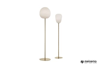 Twee staande vloerlampen met witte bolronde en cilindervormige lampenkappen op messingkleurige steelvoeten tegen witte achter