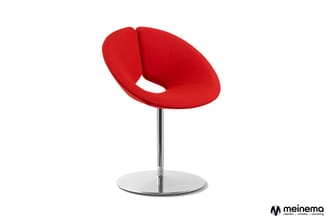Rode design fauteuil met ronde zitting en openslaande rugleuning op chromen voetje.