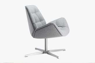 Grijze draaibare loungefauteuil met gestoffeerde zitting en rugleuning op stalen voetkruis, vooraanzicht.