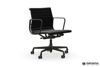 Zwarte bureaustoel met geribbelde bekleding, metalen armleuningen en vijfpoots wielbasis op witte achtergrond.