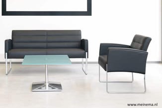 Donkergrijs lederen lounge meubels met chromen frames: tweepersoonsbank en fauteuil met lichtblauwe glazen tafel in minimalis
