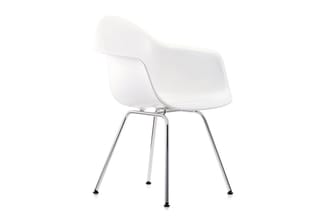 Witte kunststof stoel met armleuningen op vierpoot chromen frame met zwarte voetjes, tegen witte achtergrond.
