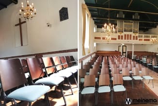 Houten stoelen met lichtblauwe zittingen in kerkruimte met kruis, kandelaar en orgel.