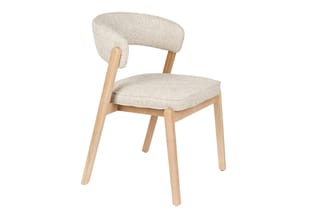 Houten stoel met beige linnen zitting en gebogen rugleuning, vier rechte poten, modern design.