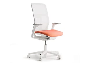 Wit ergonomische bureautoel met oranje zitting, witte rugleuning, verstelbare armleuningen en wieltjes.