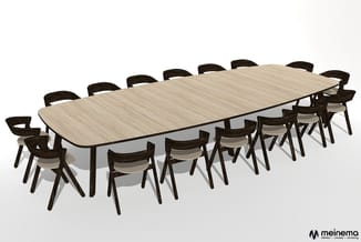 Lange rechthoekige vergadertafel met licht houtfineer blad en donker houten frame, omringd door 14 donkerbruine stoelen met b