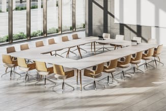 Moderne vergadertafel in U-vorm met witte blad en houten poten, omgeven door bruine design stoelen met houten rug in lichte k