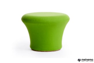 Groene poef met afgeronde vorm en textielafwerking, geïsoleerd op witte achtergrond.
