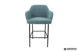 Turquoise barkruk met armleuningen en zwart stalen frame met voetsteun, tegen witte achtergrond.