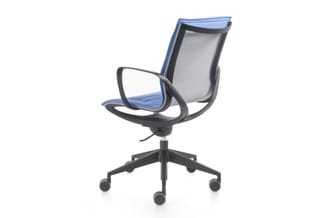 Kantoorstoel met blauwe zitting en zwart mesh-ruggedeelte, zwarte armleuningen en vijfpunts wielbasis, vooraanzicht tegen wit