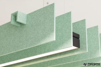 Groen akoestisch wandpaneel met ingebouwde witte ledverlichting en zwart montageonderdeel.