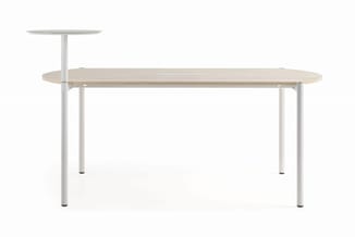 Vergadertafel met licht houten blad, wit metalen onderstel en ronde bijzettafel met groen glasblad op witte poot.