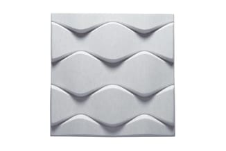 Witte akoestische wandpaneel met golvend 3D-reliëf patroon, vier horizontale rijen met symmetrische golven.