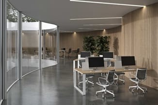 Modern kantoor met houten wanden, drie witte bureaus met zwarte bureaustoel, computer-monitoren, groene plant, grijze betonvl