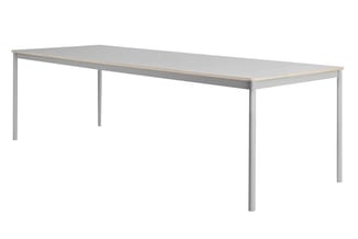 Rechthoekige vergadertafel met grijzen metalen frame en lichtgrijze tafelblad met houten rand.