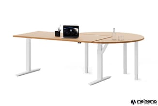 Ovale vergadertafel met houten blad en witte metalen onderstel, met laptop, pennenhouder en waterglas.