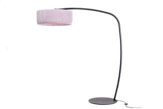 Boogvloerlamp met zwarte metalen boog, ronde voetplaat en roze stoffenlampenkap tegen witte achtergrond.