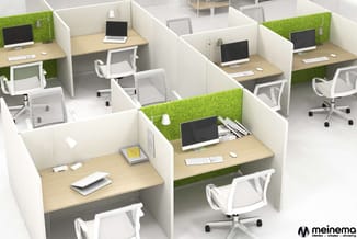 Kantoorruimte met zes werkplekken gescheiden door witte schotten, groene akoestische panelen, houten bureaus, witte bureausto