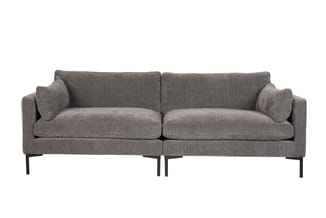 Grijze stof lounge bank met twee zitplaatsen, twee kussens per armsteun, zwarte metalen poten, moderne design.
