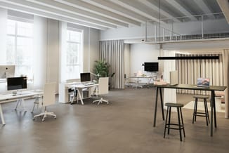 Modern kantoorinterieur met witte bureaus, beige bureaustoelen, zwarte barkrukken, betonnen vloer, raampartijen en grijze gor