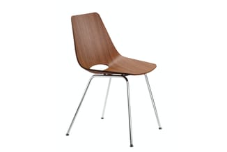 Houten stoel met gebogende rugleuning en zitting in walnootkleur, op vier chromen poten met voetsteunen.