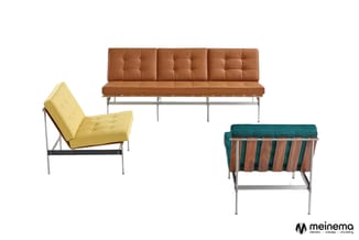 Drie moderne zitmeubels: geel fauteuil met metalen frame, bruine driepersoonbank met geplooide rugleuning, groene fauteuil me