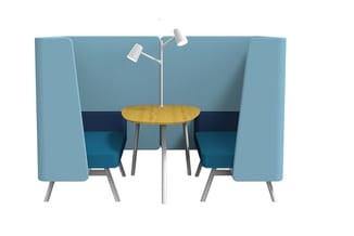 Akoestische belcel met twee lichtblauwe zitplaatsen, geel tafelblad, zwart akoestisch paneel en witte plafondlamp.