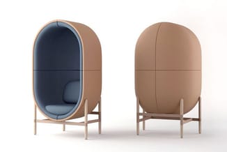 Twee beige ovale akoestische pods met houten onderstel, vooraanzicht en achteraanzicht. Links open met grijze zitplaats zicht