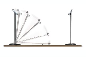 Verstelbare staande lamp met meerdere zwenkbare armen in zilverkleurig metaal op zwarte voet met houten element.