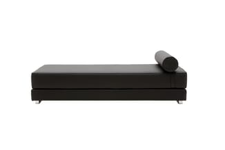 Zwarte loungebank met cylindrische armleuning, minimalistisch design op metalen poten tegen witte achtergrond.