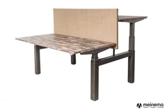 Kantoorbank met beige rugsteun, donkergrijs houten frame en tafelblad met houtnerf, inclusief bijzettafel.