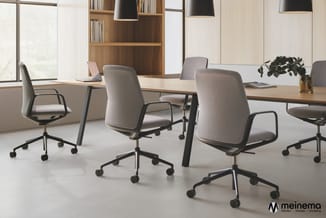 Modern kantoor met grijze bureaustoel met zwart onderstel op wielen, houten vergadertafel, wandkasten in hout en beige, hange