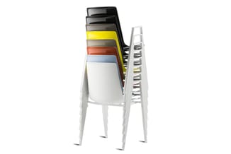 Stapel moderne stoelen in verschillende kleuren (zwart, grijs, geel, oranje, blauw) op een wit metalen frame, getoond tegen w