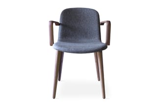 Grijze stoel met houten armleuningen en poten, minimalistische vormgeving, frontaal gefotografeerd tegen witte achtergrond.