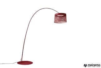 Booglamp met bordeauxrode metalen voet en gebogen arm, mesh lampenkap in bordeauxrood, staand model.