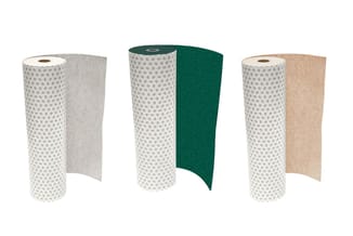 Drie rollen akoestisch materiaal: twee met grijs patroon en beige/grijze achterkant, één met grijs patroon en groene achterka